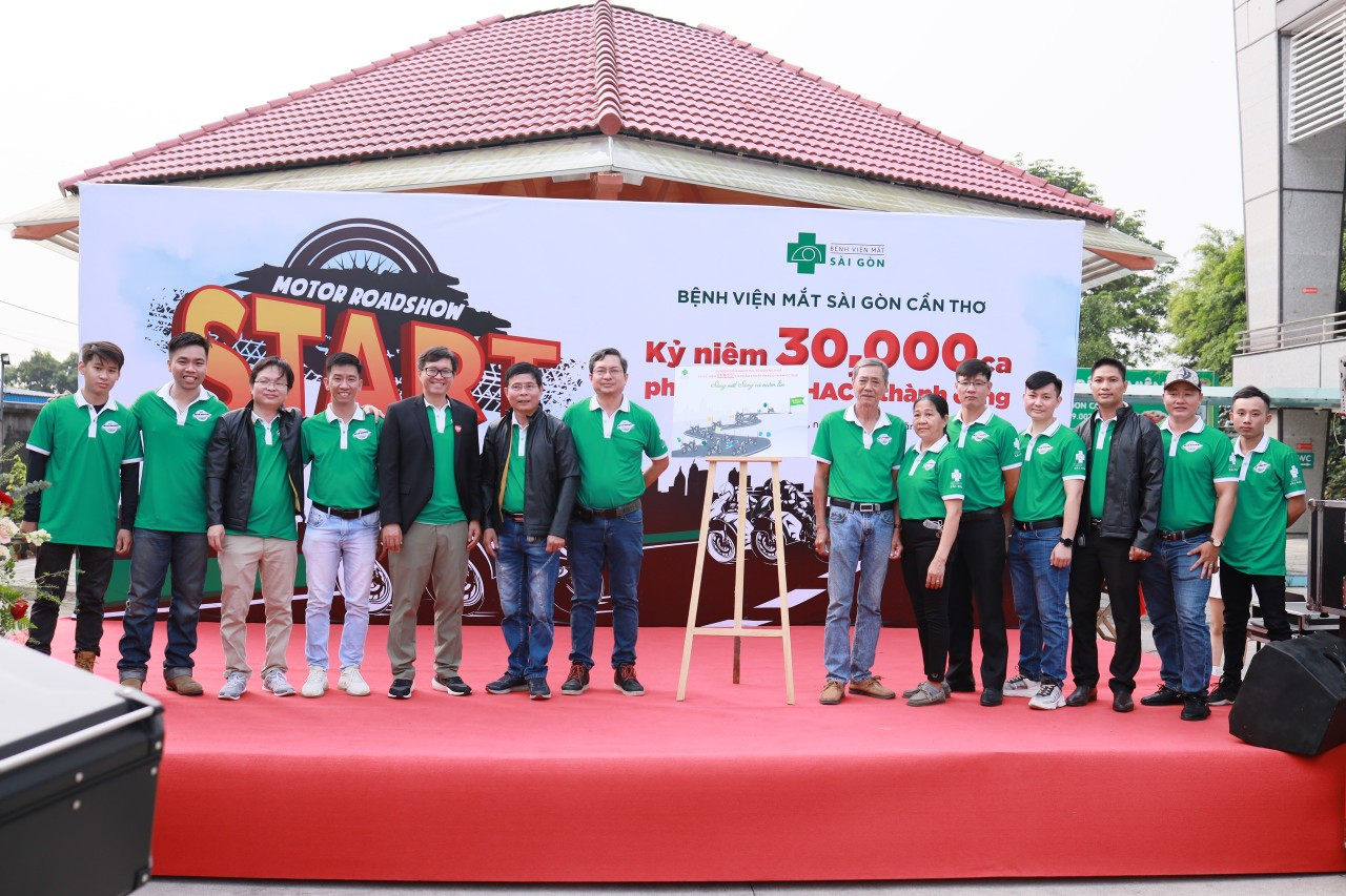 Ban lãnh đạo Tập Đoàn Y khoa Sài Gòn cùng các bác sĩ, bệnh nhân khai mạc chương trình