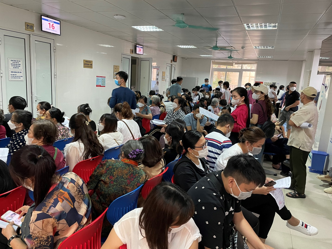 Bệnh viện thời điểm buổi sáng, các ngày đầu tuần