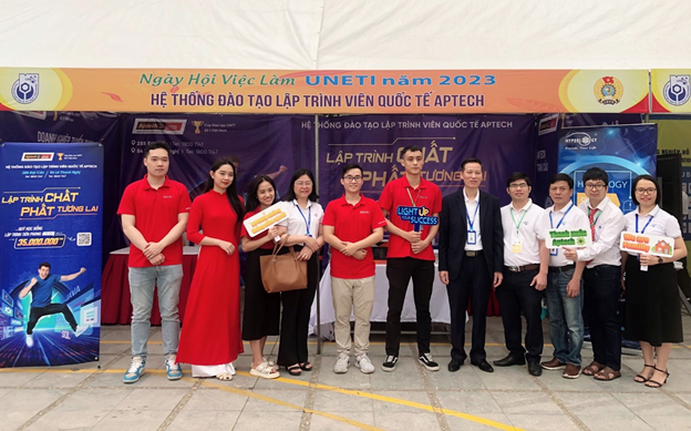 Với tinh thần cầu thị, luôn sẵn sàng lắng nghe và tiếp thu ý kiến của trường, Ngày hội việc làm UNETI đã thu hút nhiều tập đoàn quốc tế tới tham dự như Canon, Aptech… Với tinh thần cầu thị, luôn sẵn sàng lắng nghe và tiếp thu ý kiến của trường, Ngày hội việc làm UNETI đã thu hút nhiều tập đoàn quốc tế tới tham dự như Canon, Aptech…