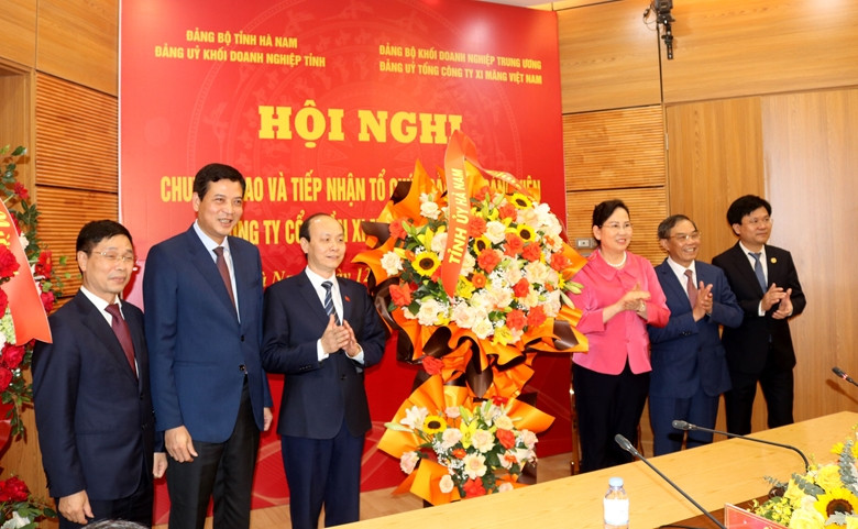 Đồng chí Lê Thị Thủy, Ủy viên Trung uơng Đảng, Bí thư Tỉnh ủy, Chủ tịch HĐND tỉnh Hà Nam tặng hoa chúc mừng các đơn vị tại hội nghị chuyển giao.