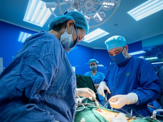 Phẫu thuật nội soi phụ khoa yêu cầu đội ngũ bác sĩ có kinh nghiệm, chuyên môn tốt.
