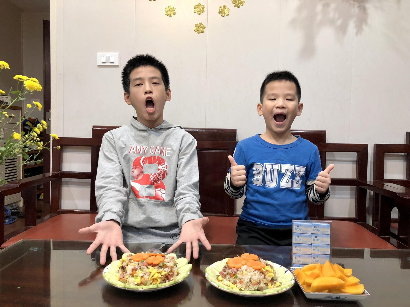 Hai con trai anh Trần Văn Thịnh háo hức bên món cơm rang của bố. Ảnh: NVCC Hai con trai anh Trần Văn Thịnh háo hức bên món cơm rang của bố. Ảnh: NVCC