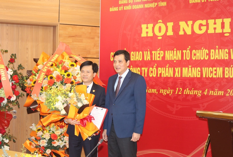Đồng chí Bùi Xuân Dũng, Bí thư Đảng ủy, Chủ tịch HĐTV VICEM trao quyết định tiếp nhận tổ chức đảng và đảng viên cho đồng chí Đỗ Tiến Trình, Bí thư Đảng ủy, Tổng giám đốc VICEM Bút Sơn.