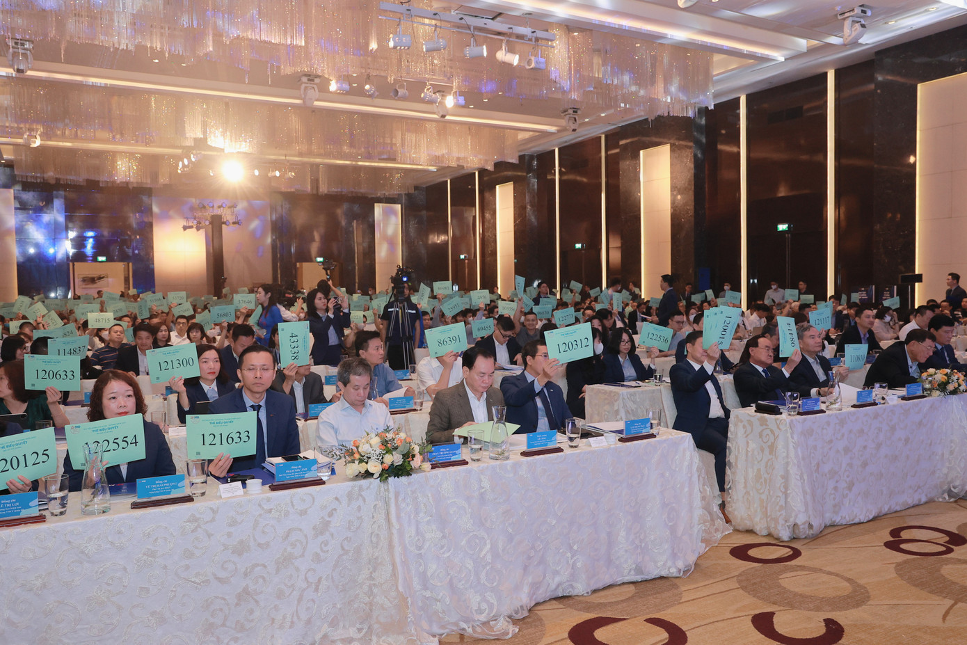 Cổ đông bỏ phiếu thông qua các tờ trình