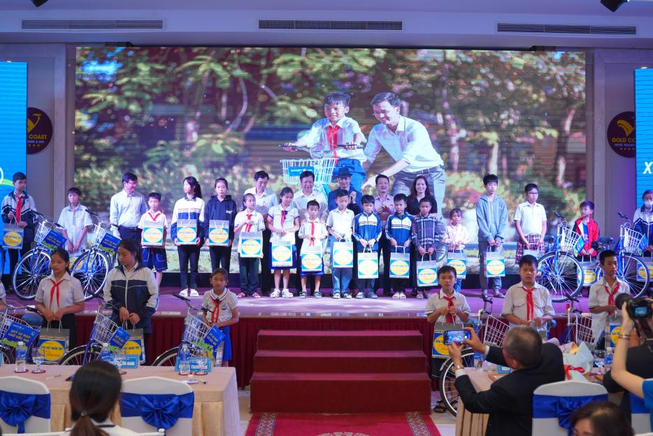 Ông Nguyễn Trường Giang- Phó Chủ nhiệm Ủy ban Pháp luật của Quốc hội, Phó Tổng thư ký Quốc hội, Nghệ sĩ Xuân Bắc - Đại sứ thiện chí của Quỹ bảo trợ trẻ em Việt Nam cùng các vị đại biểu trao học bổng cho các em.