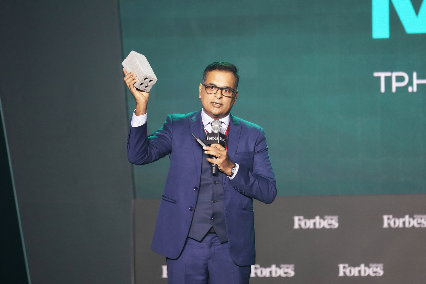 Cát thải lấy từ lò hơi trong sản xuất cà phê được dùng để tạo ra gạch không nung phục vụ cho các công trình xây dựng - ông Binu Jacob, Tổng giám đốc của Nestlé Việt Nam chia sẻ Cát thải lấy từ lò hơi trong sản xuất cà phê được dùng để tạo ra gạch không nung phục vụ cho các công trình xây dựng - ông Binu Jacob, Tổng giám đốc của Nestlé Việt Nam chia sẻ