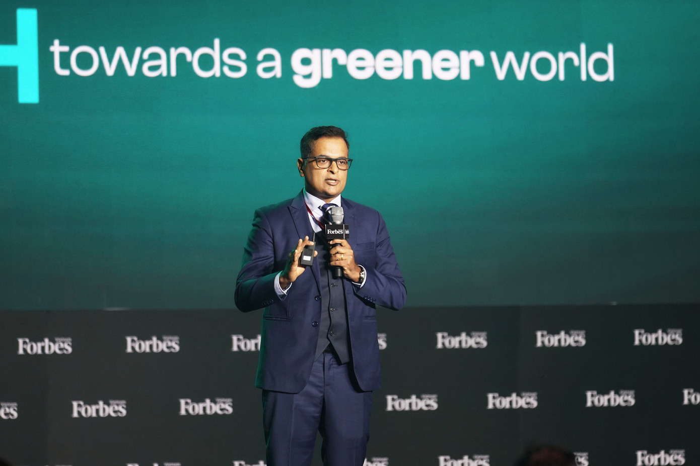 Ông Binu Jacob, Tổng giám đốc của Nestlé Việt Nam, chia sẻ về mô hình kinh tế tuần hoàn tại Hội nghị Phát triển Bền vững 2023 ngày 13-4. Ông Binu Jacob, Tổng giám đốc của Nestlé Việt Nam, chia sẻ về mô hình kinh tế tuần hoàn tại Hội nghị Phát triển Bền vững 2023 ngày 13-4.