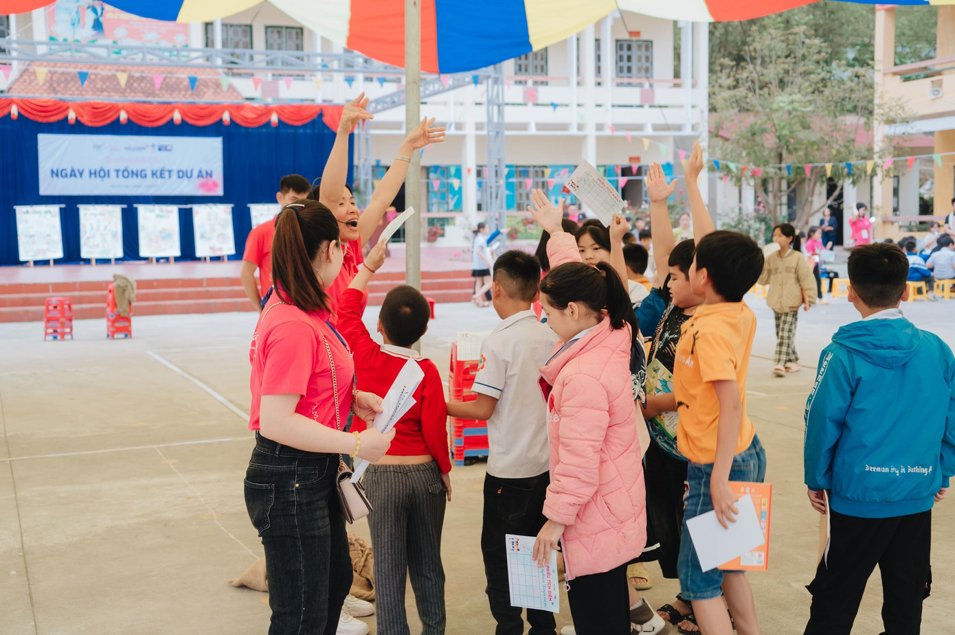 Gian hoạt động “Trang trí bìa sách”, “tam sao thất bản” giúp học sinh rèn luyện sự khéo tay, sự tỉ mỉ và khả năng sáng tạo và khuyến khích văn hóa đọc.