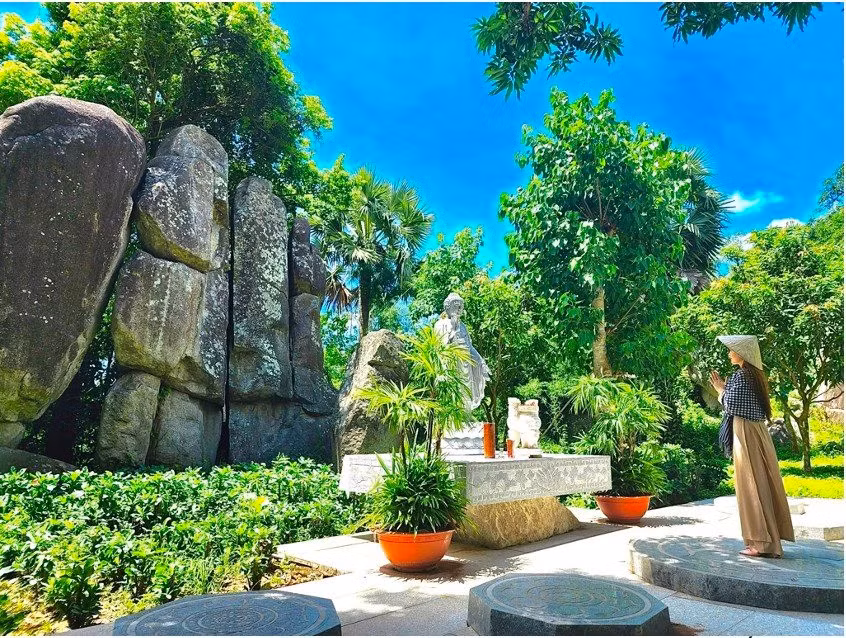 "Hồn đá gầy vang lời vọng ngàn năm. Các oai linh vẫn nghìn thu ở đấy".