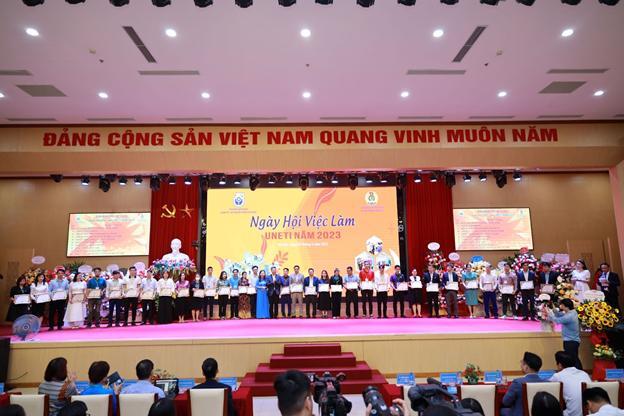 Hàng nghìn sinh viên được định hướng nghề nghiệp, tìm kiếm việc làm phù hợp thông qua Ngày hội Việc làm UNETI 2023 Hàng nghìn sinh viên được định hướng nghề nghiệp, tìm kiếm việc làm phù hợp thông qua Ngày hội Việc làm UNETI 2023