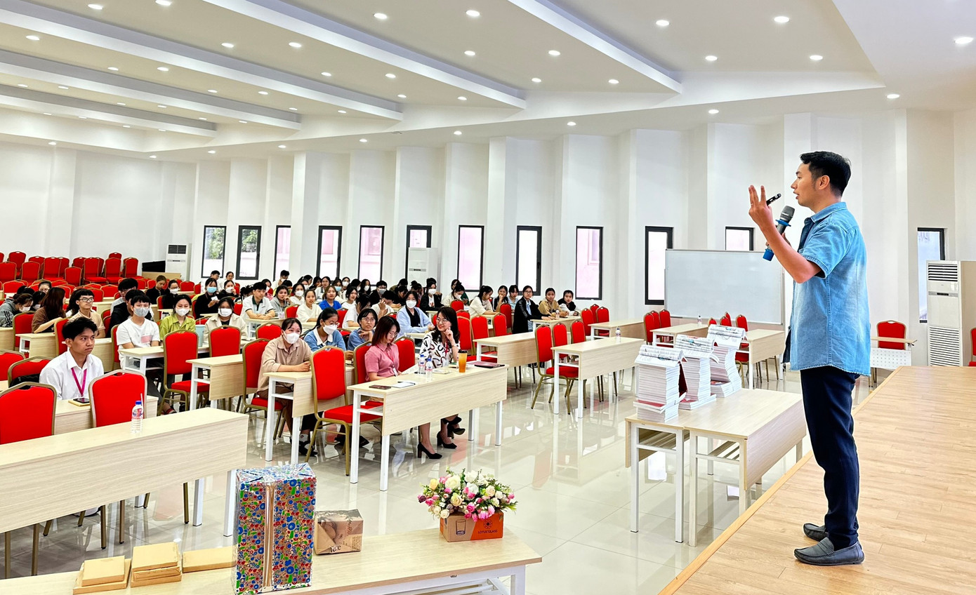 Sinh viên giao lưu, trao đổi với diễn giả Phạm Thanh Tuấn Sinh viên giao lưu, trao đổi với diễn giả Phạm Thanh Tuấn