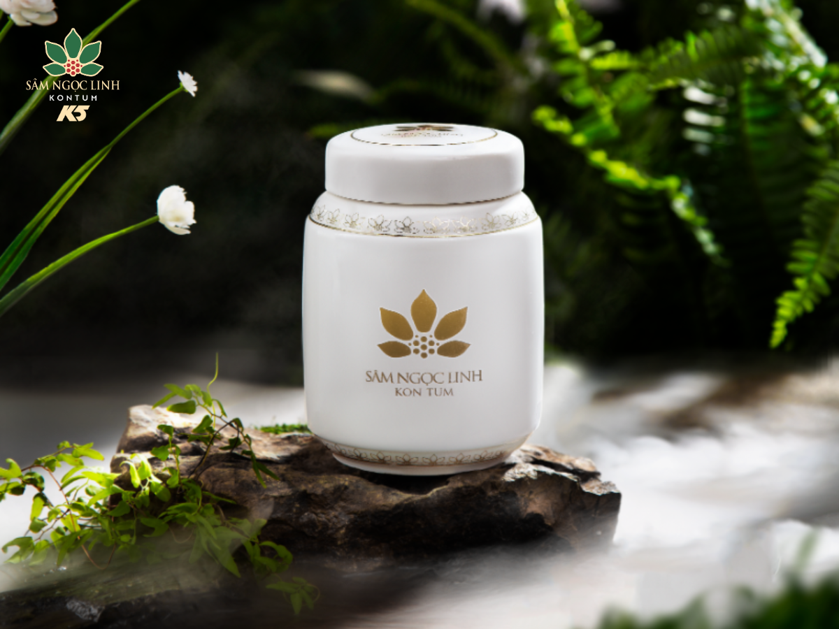 K5 Sâm Ngọc Linh Mật Ong là sự kết hợp độc đáo giữa Sâm Ngọc Linh và mật ong rừng. K5 Sâm Ngọc Linh Mật Ong là sự kết hợp độc đáo giữa Sâm Ngọc Linh và mật ong rừng.
