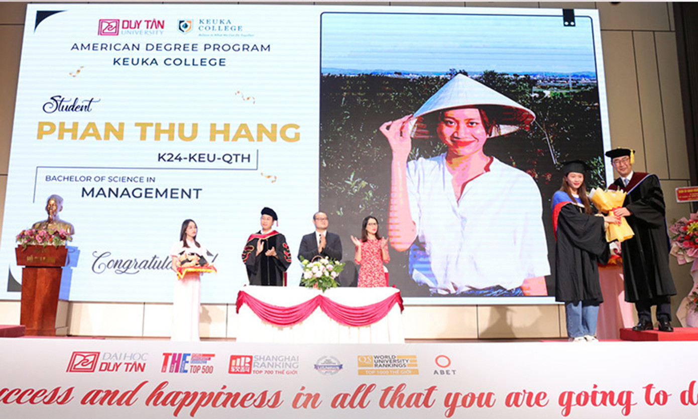 Nguyễn Thị Minh Nguyệt (ảnh trên) có suất việc làm tại Ngân hàng PVcomBank và Phan Thu Hằng làm việc tại Tổng Công ty Giải pháp Doanh nghiệp Viettel (Viettel Solutions) - Tp. Hồ Chí Minh trước khi nhận bằng tốt nghiệp năm 2022