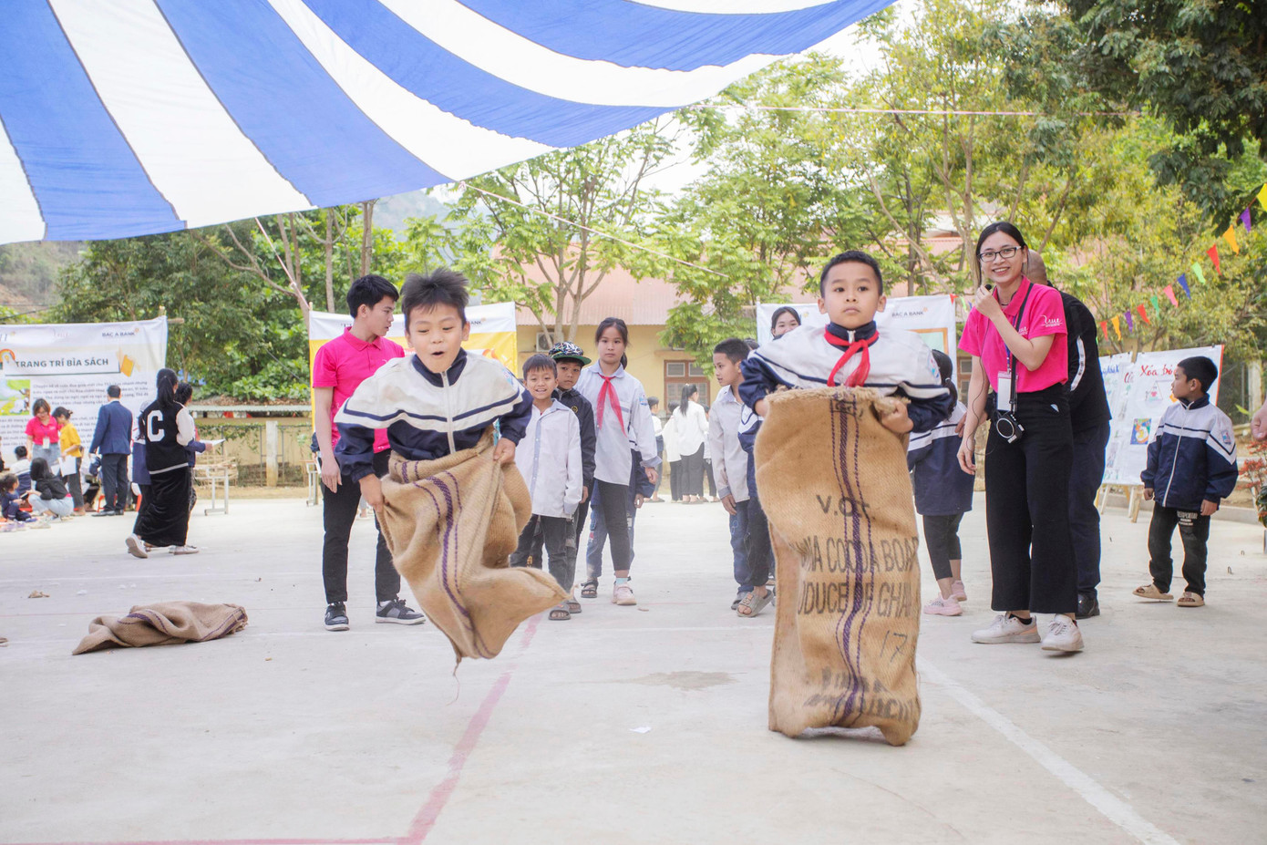 Học sinh phấn khởi tham gia các hoạt động tại Ngày hội tổng kết