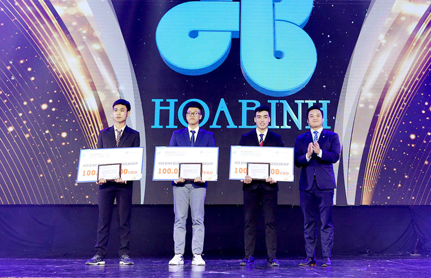Sinh viên Cao Trần Phi Vỹ (đừng thứ 2 từ phải qua) nhận Học bổng Hòa Bình Blue Compass
