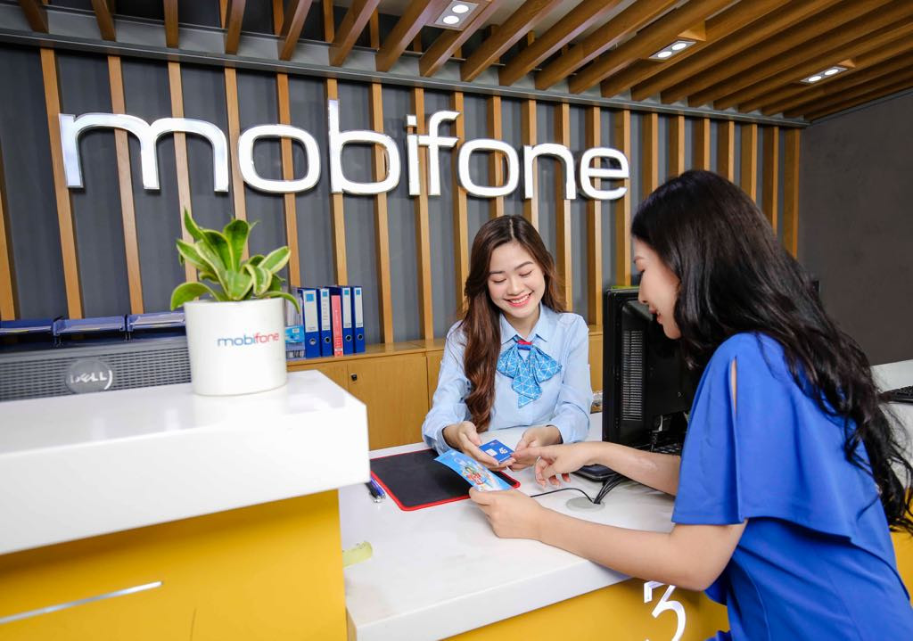 Nhân viên MobiFone đang giới thiệu về sản phẩm cho khách hàng Nhân viên MobiFone đang giới thiệu về sản phẩm cho khách hàng