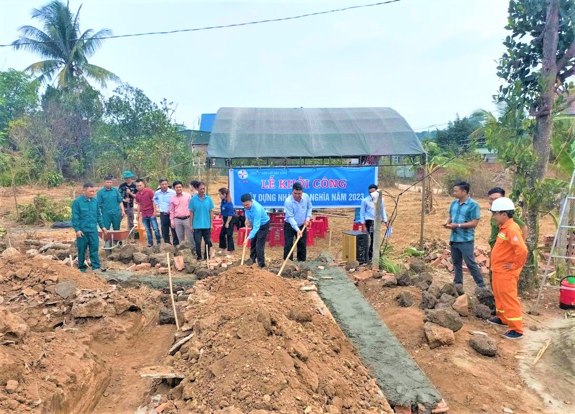 Các đại biểu tham gia Lễ động thổ xây dựng nhà