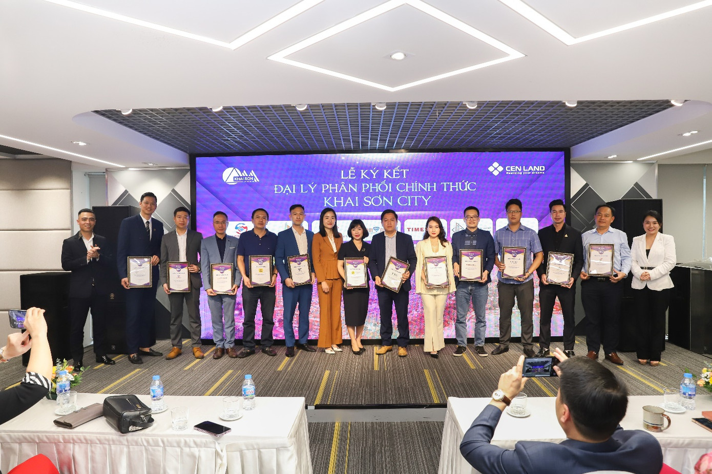 Cen Land trao bằng chứng nhận đại lý phân phối chính thức dự án Khai Sơn City cho 12 đại lý chiến lược
