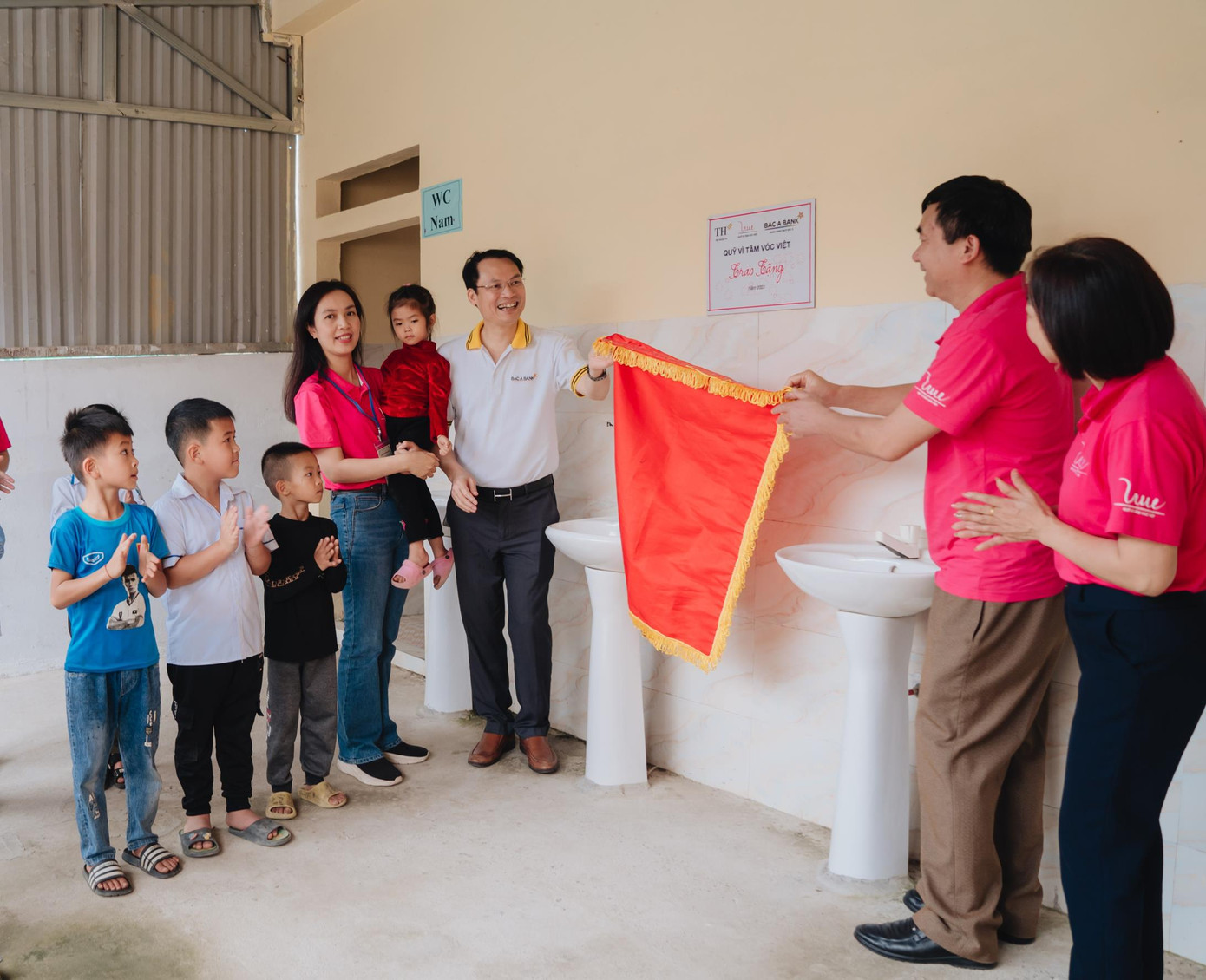 Cùng ngày, VSF đã khánh thành các hạng mục sửa chữa 3 phòng học xuống cấp, sân chơi, hệ thống thoát nước và xây mới 1 nhà vệ sinh tại điểm trường Na Nhung thuộc trường Tiểu học Bản Lầu.