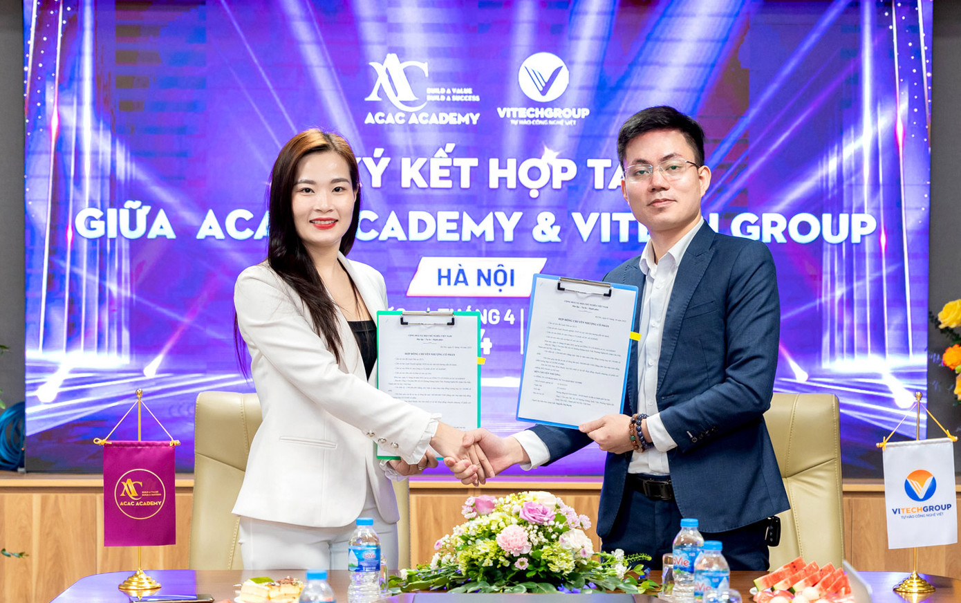 Bà Hòa Lê Chủ tịch HĐQT Công ty Cổ phần ACAC Academy cùng Ông Lê Đức Nam – Chủ tịch HĐQT, Giám đốc Công ty Cổ phần Tập đoàn ViTech tại buổi Ký kết