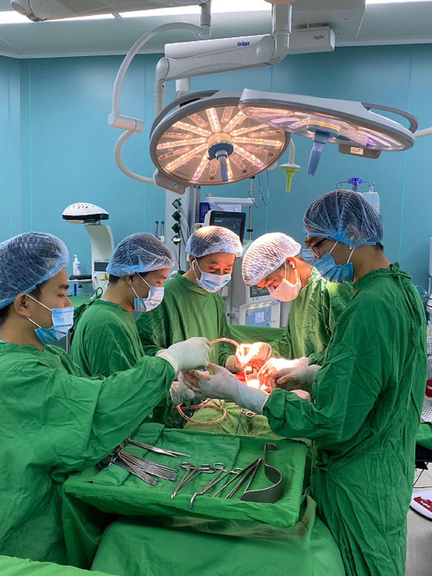 Phẫu thuật kéo dài trong 7 tiếng liên tục