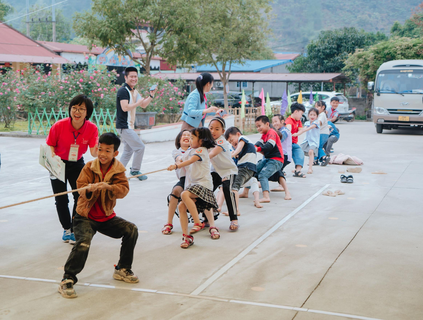 “Không gì bằng nụ cười vui tươi của các bạn nhỏ” - chị Bùi Thị Thu Yến (áo hồng), nhân viên BAC A BANK Hải Phòng, phụ trách gian trò chơi vận động tại Ngày hội cho biết. Chị Yến và 15 cán bộ nhân viên Tập đoàn TH và BAC A BANK đã tham gia tình nguyện tổ chức và điều hành trò chơi cho các em học sinh.