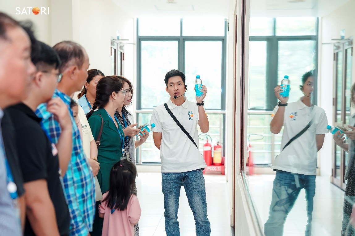 Đoàn tham quan lắng nghe chia sẻ từ đại diện nhà máy