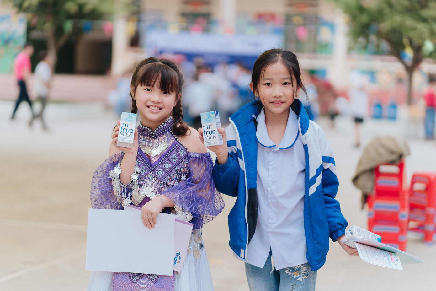 Em Lê Bảo Trang, học sinh lớp 3D (phải) hào hứng cho biết “Đây là lần đầu tiên con tham gia các trò chơi như thế này, con thích nhất là trò chơi “Truy tìm đồng đội”, chỉ cần lắng nghe là có thể trả lời được. Em còn nhận được rất nhiều quà nữa!”. Trò chơi giúp các em rèn luyện khả năng phát triển ý một cách logic khi viết bài và xác định nội dung chính khi đọc sách.