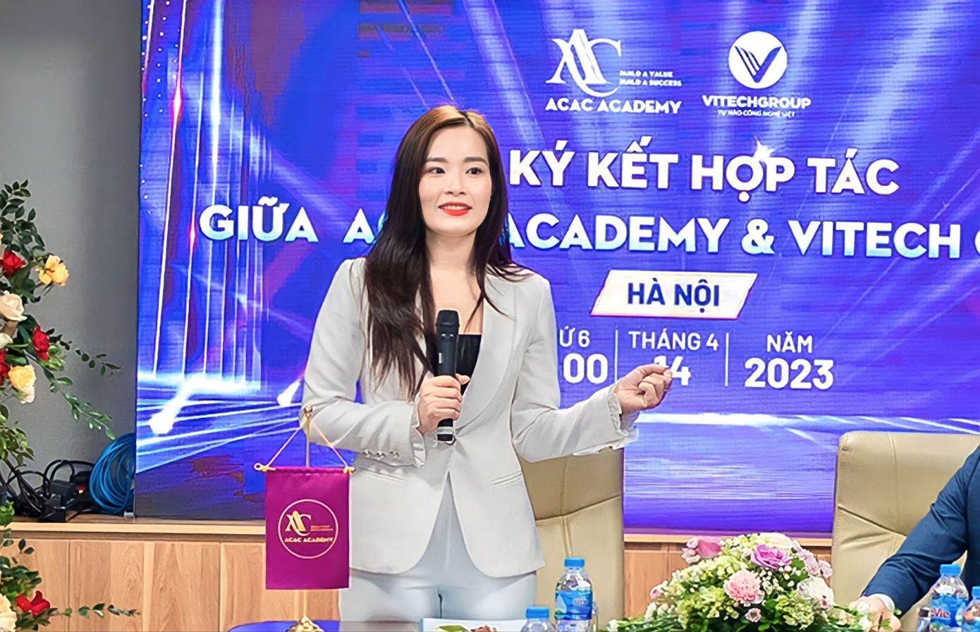 Bà Hòa Lê - Chủ tịch HĐQT Công ty Cổ phần ACAC Academy phát biểu tại buổi lễ