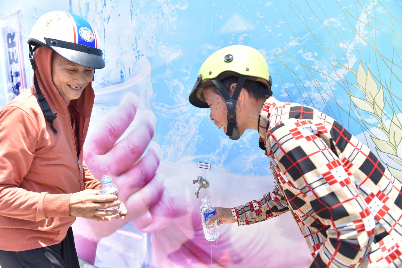 Với công suất 600 lít/ giờ phục vụ nhu cầu nước sạch cho khoảng 300 hộ dân và 3 trường học (trường mầm non, trường tiểu học, trường THCS Thanh Sơn) Với công suất 600 lít/ giờ phục vụ nhu cầu nước sạch cho khoảng 300 hộ dân và 3 trường học (trường mầm non, trường tiểu học, trường THCS Thanh Sơn)