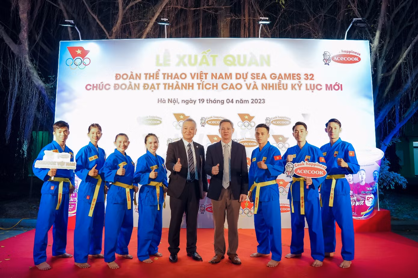 Ông Kaneda Hiroki - Tổng Giám đốc Acecook Việt Nam cổ vũ tinh thần VĐV Việt Nam