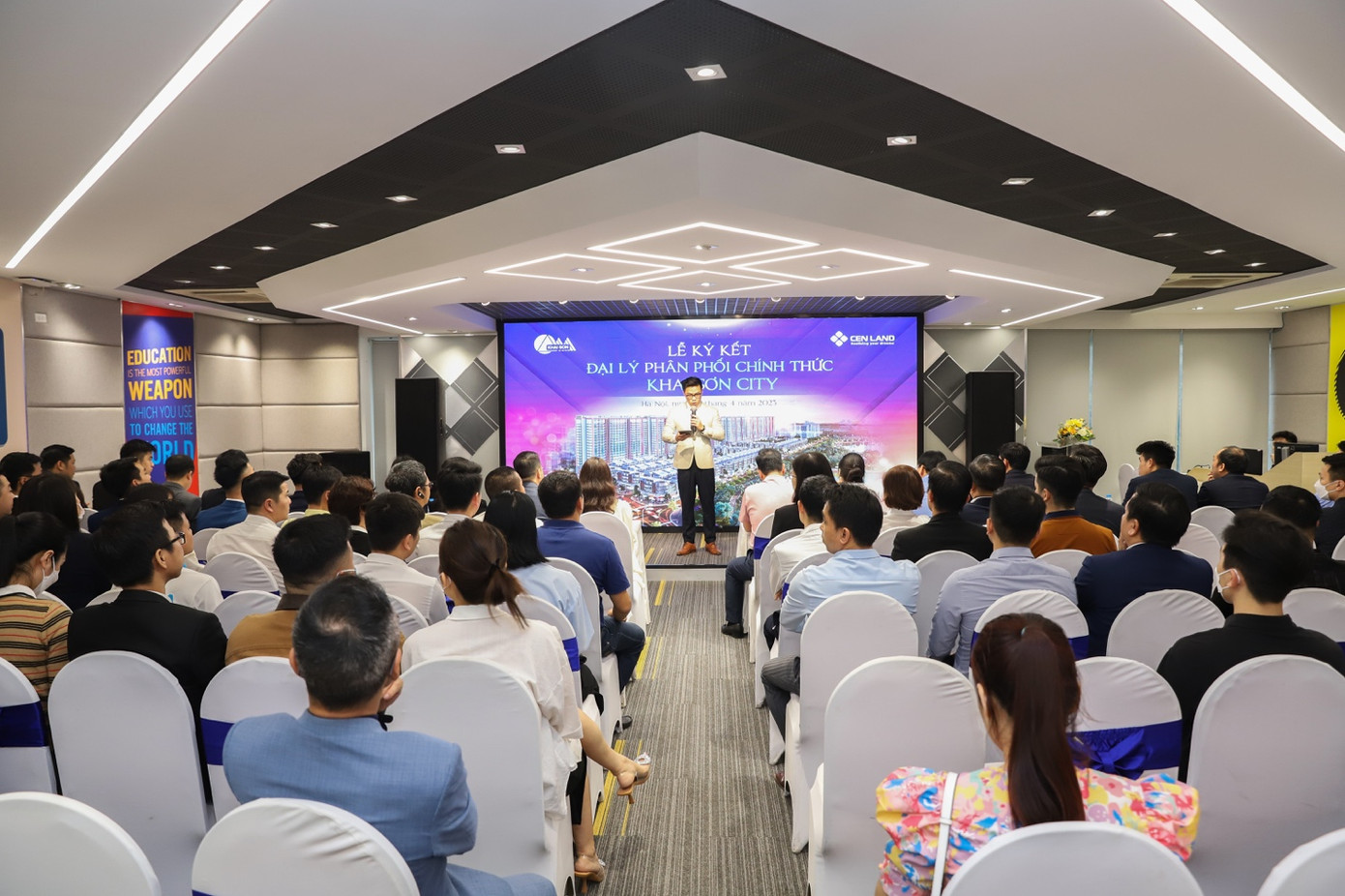 Tham dự sự kiện ký kết có đại diện Cen Land và đại diện các đơn vị phân phối bất động sản, đánh dấu sự hợp tác bùng nổ giữa Cen Land với các đối tác.