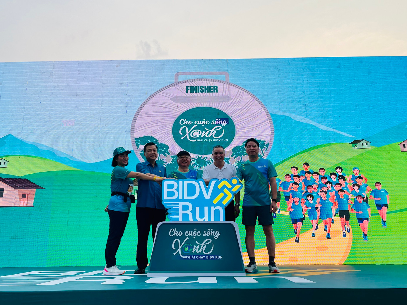 Sáng 9/4, Lãnh đạo BIDV tại lễ khởi động giải chạy BIDVRUN- cho cuộc sống xanh 2023 tại TPHCM.