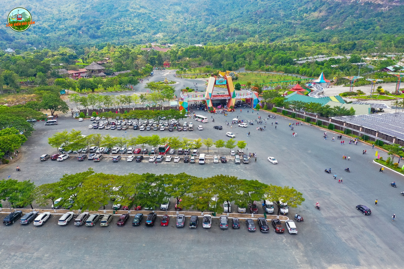 Cánh cổng dẫn lối lên chốn bồng lai tiên cảnh Thiên Cấm Sơn Cánh cổng dẫn lối lên chốn bồng lai tiên cảnh Thiên Cấm Sơn