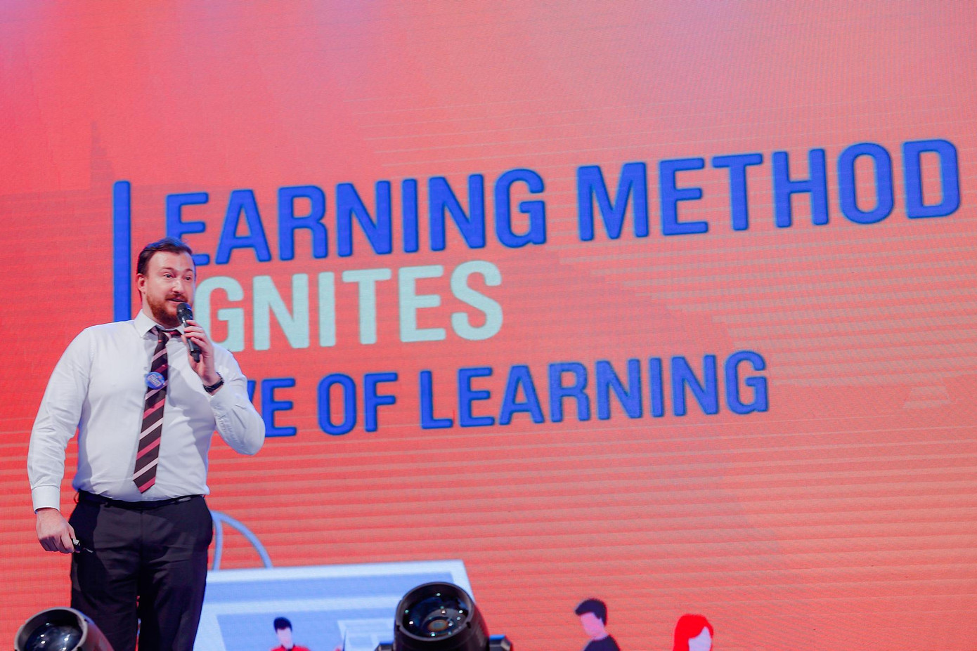 Ông Gary Spinks - Giám đốc học vụ cấp cao Apollo English giới thiệu về Apollo Active