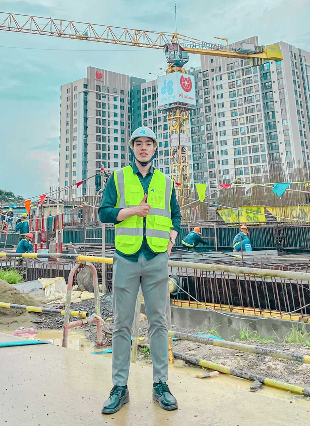 Sinh viên Cao Trần Phi Vỹ trên công trường xây dựng