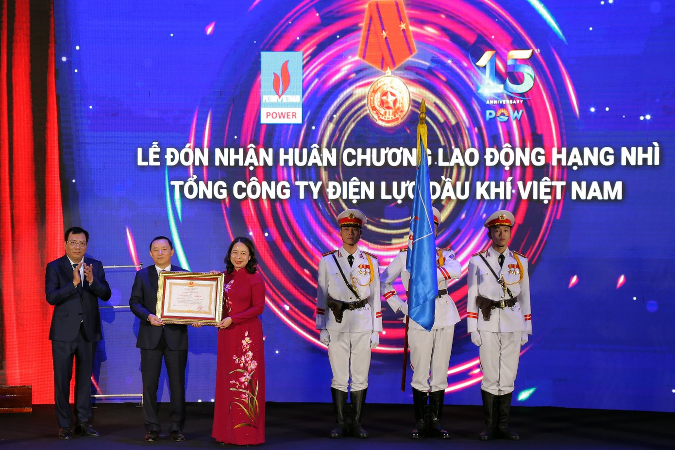 Power đón nhận huân chương lao động hạng nhì