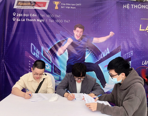 Thành Long (đeo khẩu trang) cùng các bạn làm bài test đánh giá năng lực CNTT để ứng tuyển vào doanh nghiệp. Thành Long (đeo khẩu trang) cùng các bạn làm bài test đánh giá năng lực CNTT để ứng tuyển vào doanh nghiệp.