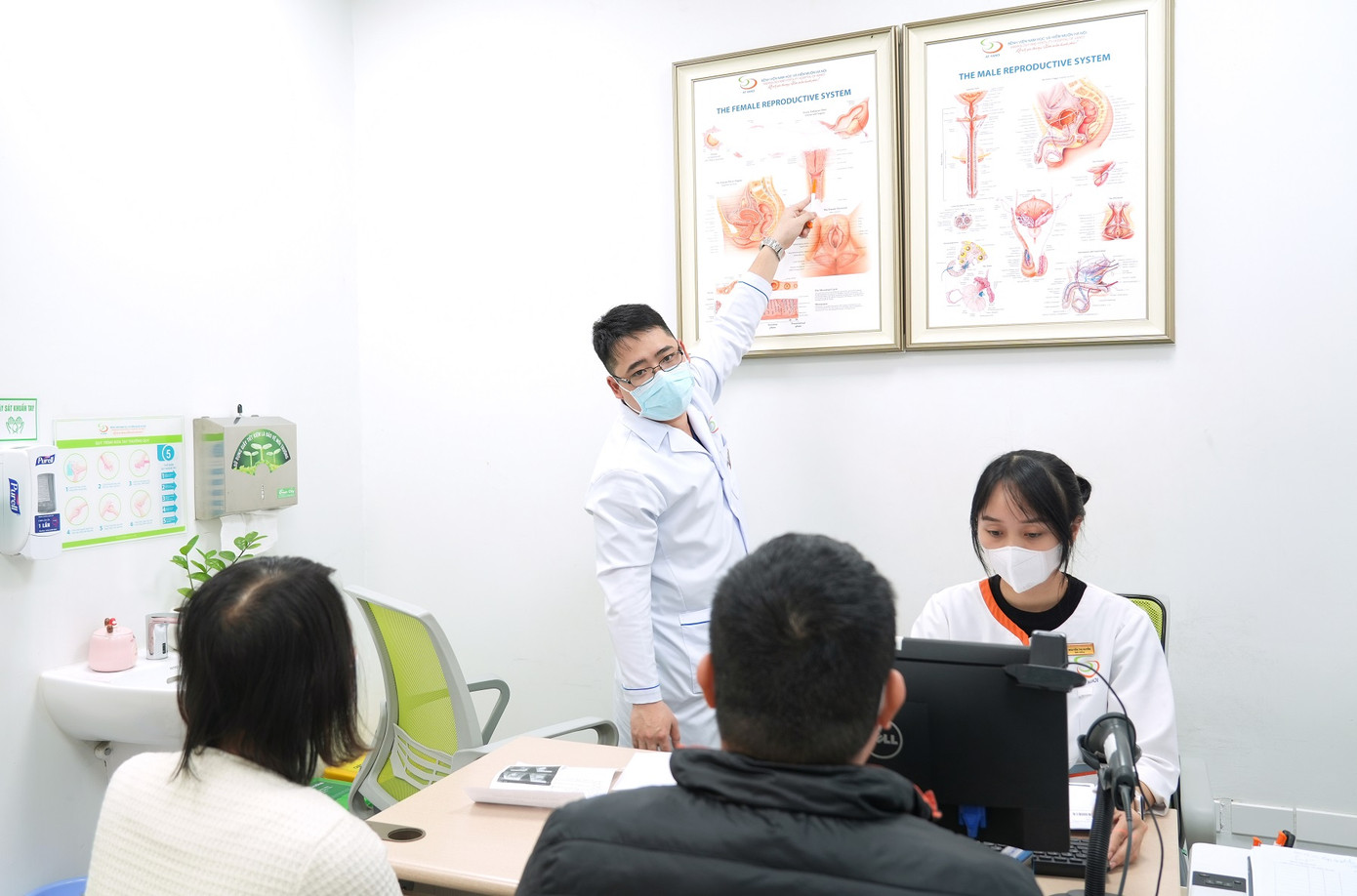 Các bác sĩ thực hiện phẫu thuật nam khoa