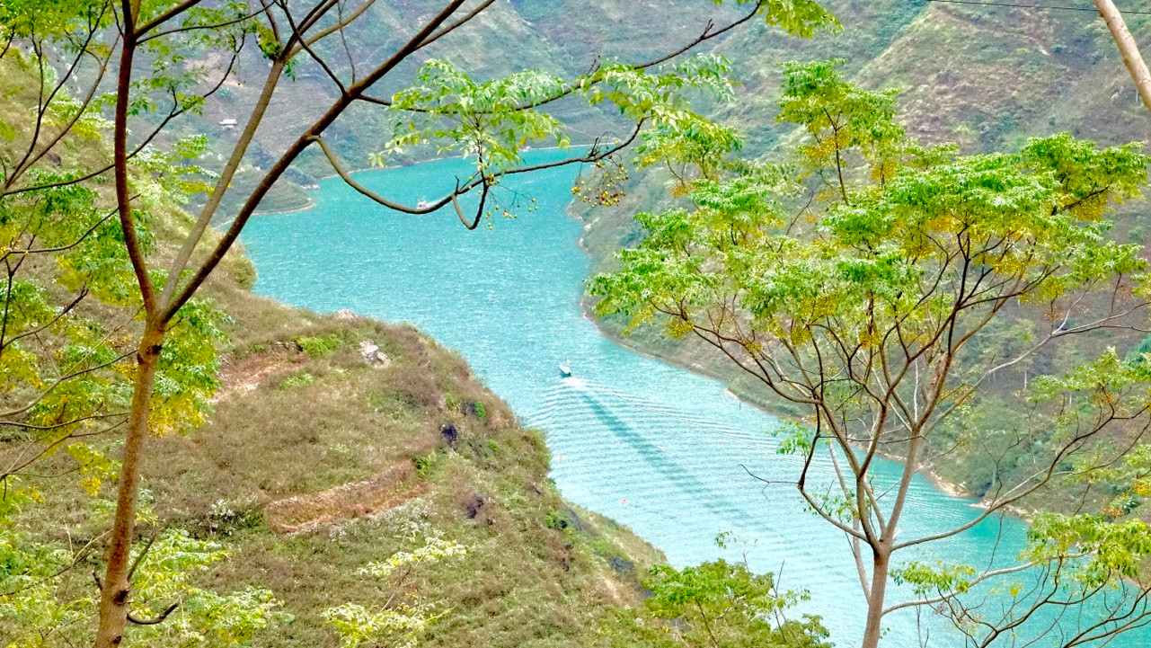 Sông Nho Quế xanh biếc một màu nhìn từ trên cao như dải lụa bắt ngang núi rừng Hà Giang, điểm đến giải nhiệt mùa hè. Ảnh: THANH HUYỀN