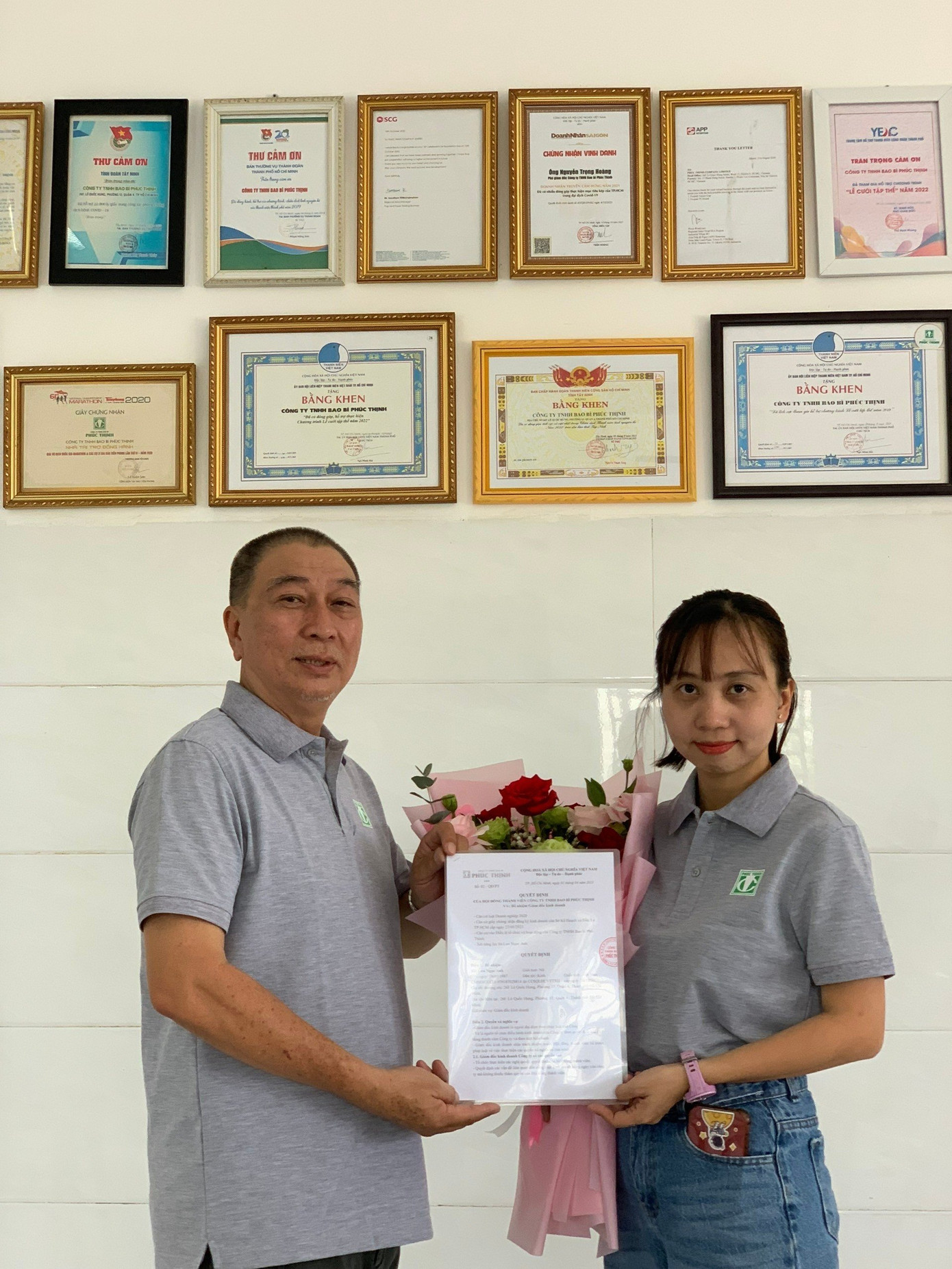 Bà Lưu Ngọc Anh nhận quyết định từ ông Lưu Văn Cường- Chủ tịch HĐTV , Tổng giám đốc công ty TNHH bao bì Phúc Thịnh.