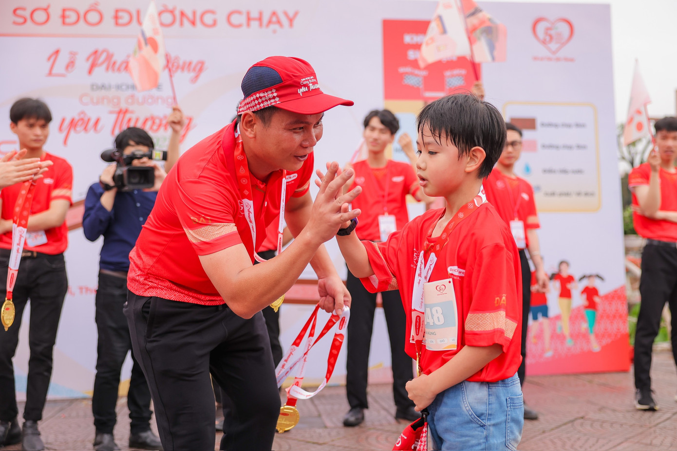 Lãnh đạo Dai – Ichi Life Việt Nam trao huy chương cho vận động viên nhí xuất sắc về đích.