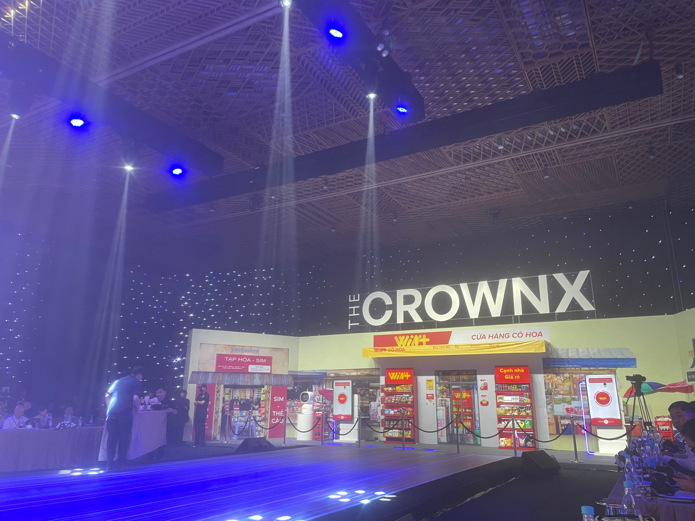 Thương hiệu CROWNX ngay tại ĐHCĐ 2023. với những tiệm, cửa hàng xinh xắn