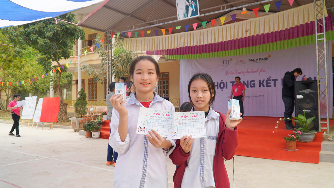 Hân và Ánh nhận quà sau khi tham gia các trò chơi tại Ngày hội