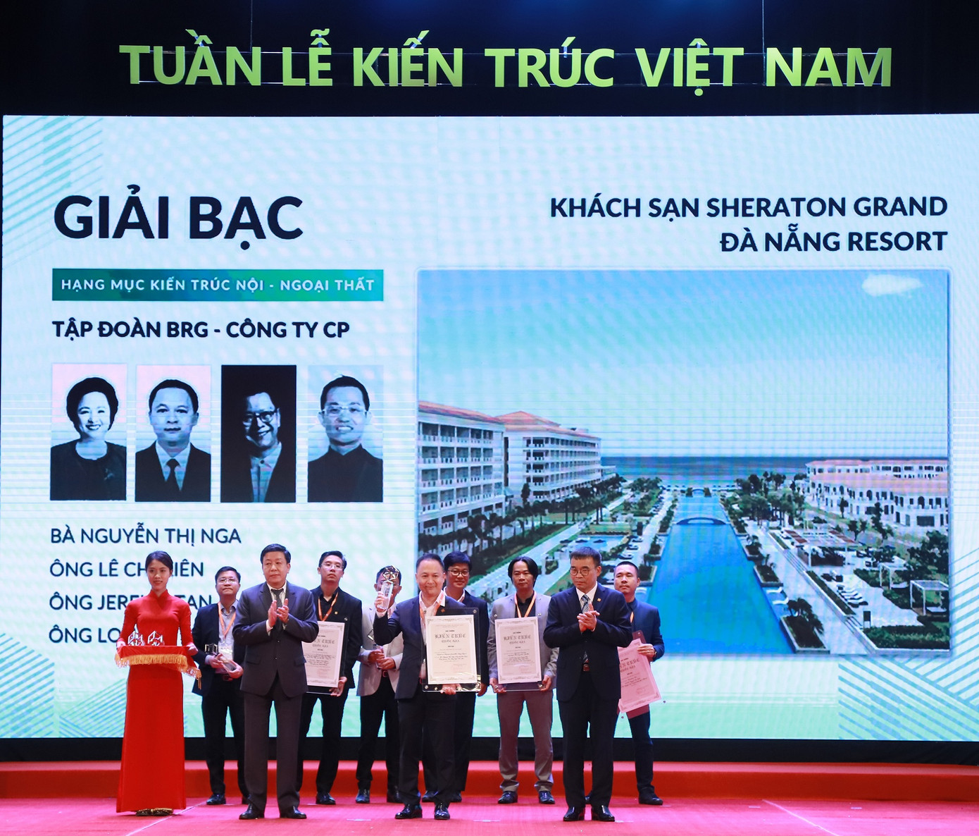 Đại diện Tập đoàn BRG nhận giải thưởng “Kiến trúc nội – ngoại thất” cho tổ hợp Khách sạn Sheraton Grand Đà Nẵng Resort