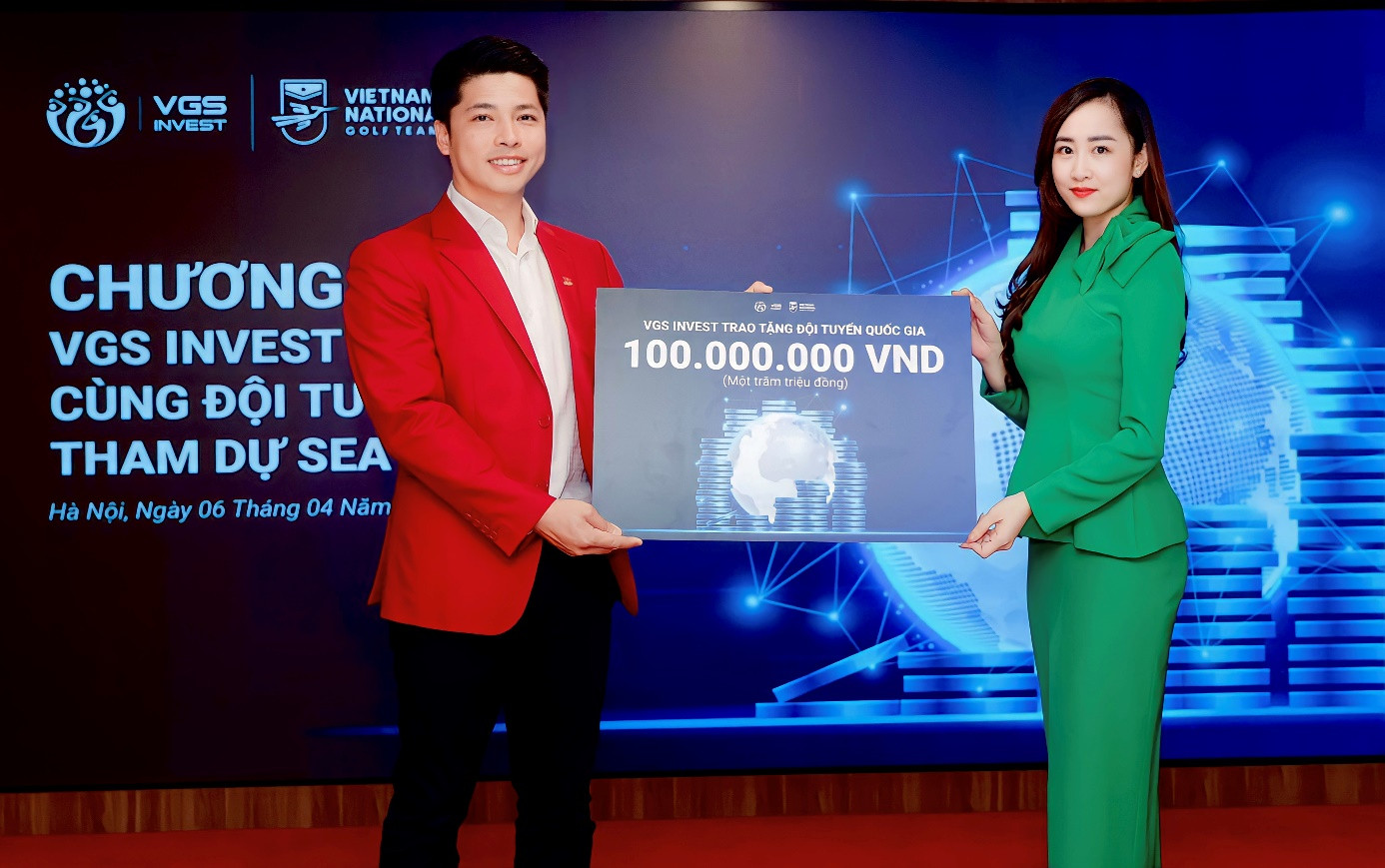 Bà Ninh Loan – Phó Tổng Giám đốc VGS Invest trao tặng tiền mặt cho đại diện Đội tuyển golf Quốc gia - Ông Nguyễn Thái Dương.