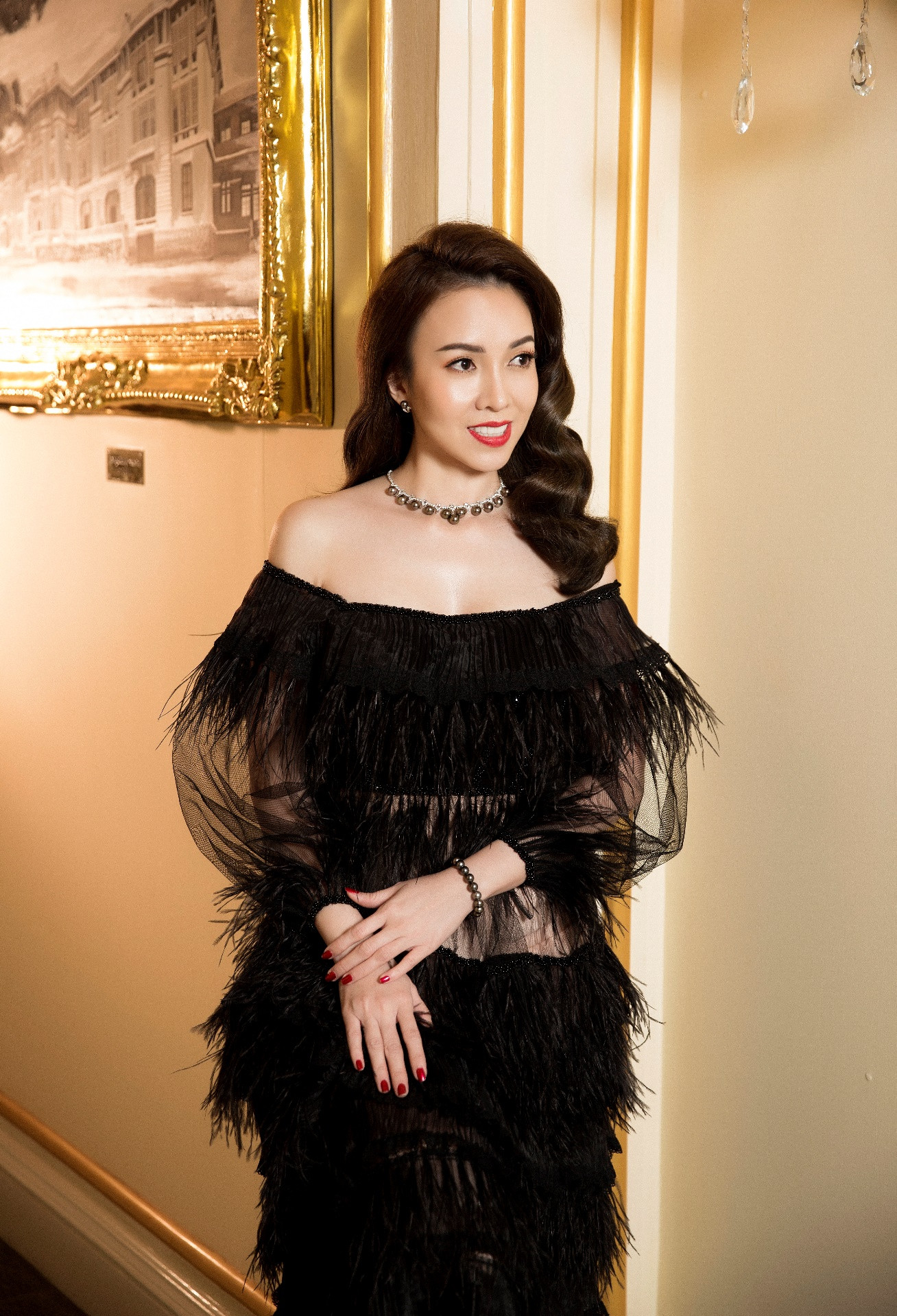 Bà Bùi Thị Mỹ Cảnh - Nhà sáng lập Long Beach Pearl là người đã thổi hồn cho những tuyệt tác vương miện của các cuộc thi nhan sắc trong nước và quốc tế, cũng như đưa trang sức ngọc trai đồng hành cùng 50 show diễn thời trang của các nhà thiết kế nổi tiếng hàng đầu Việt Nam.