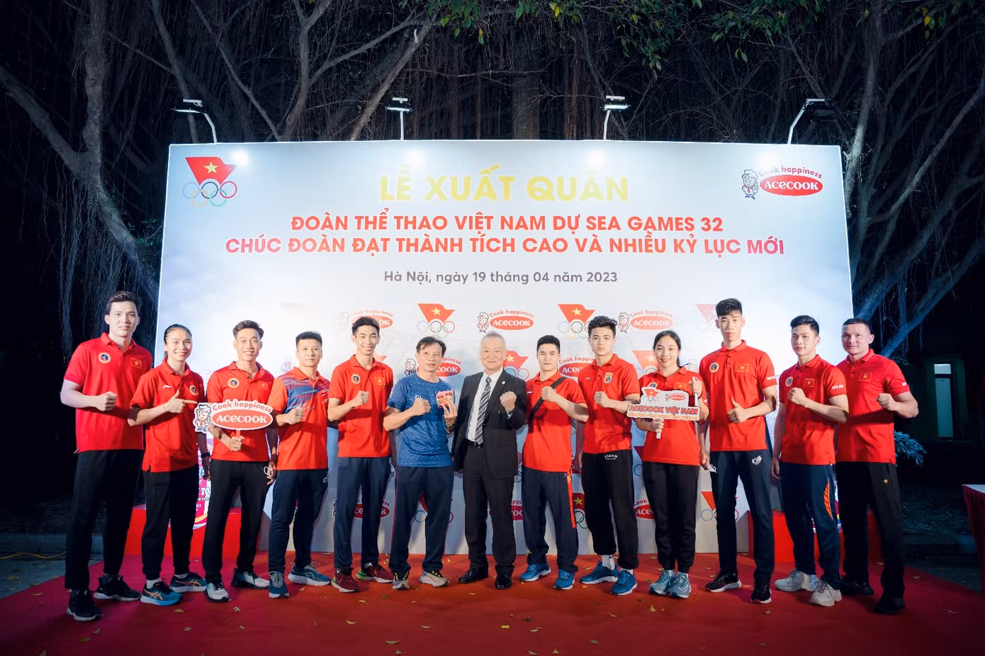 Ông Kaneda Hiroki - Tổng Giám đốc Acecook Việt Nam cổ vũ tinh thần VĐV Việt Nam