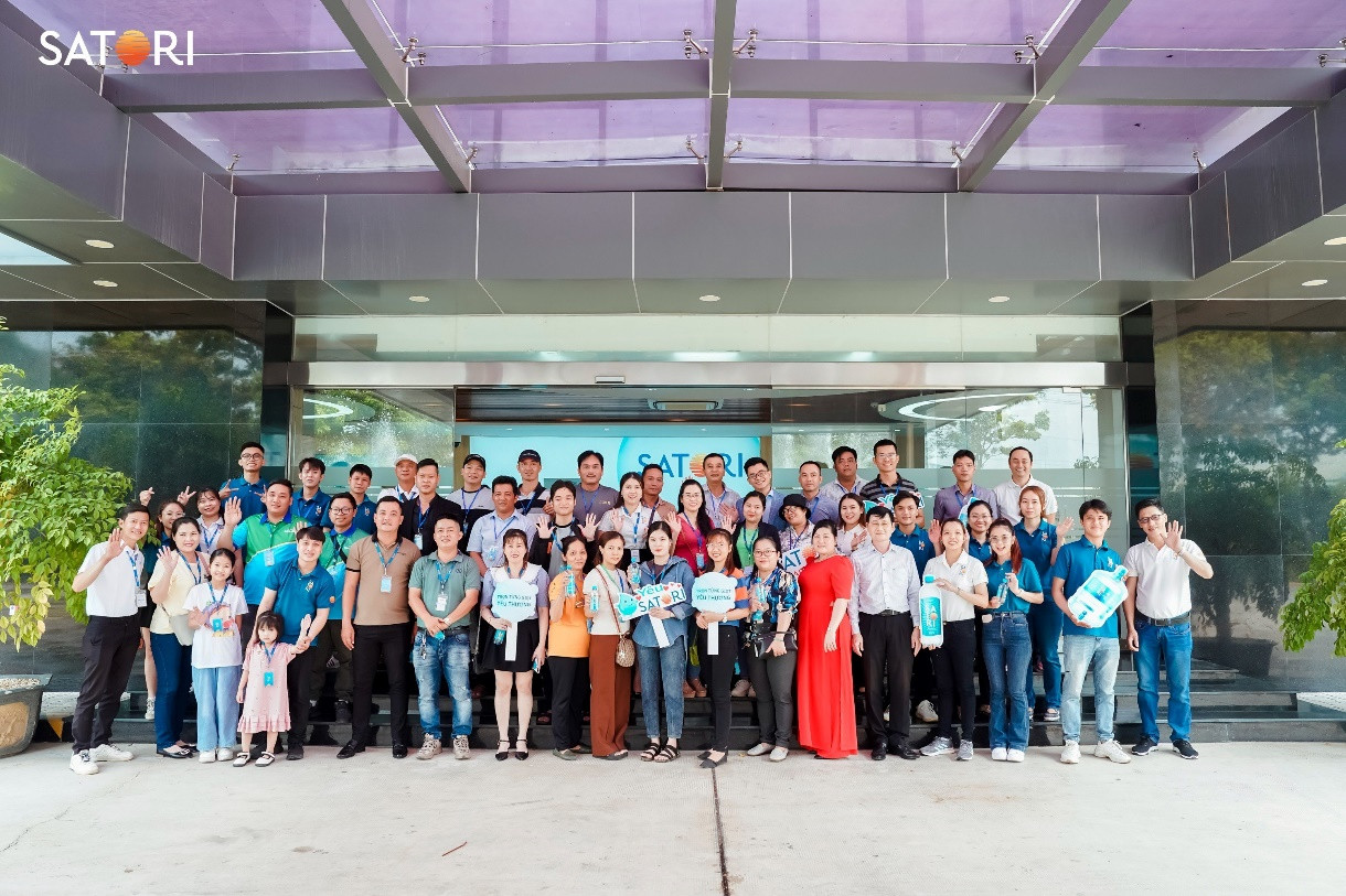 Đoàn tham quan bao gồm nhà phân phối và đại lý SATORI được chào đón tại nhà máy