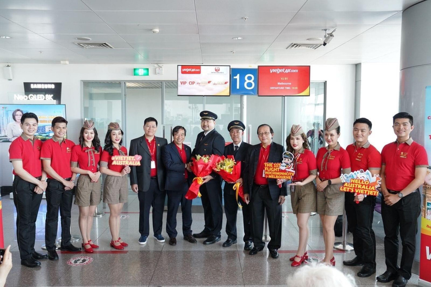 Tổ bay của Vietjet nhận nhiệm vụ trong chuyến bay khai trương. Tổ bay của Vietjet nhận nhiệm vụ trong chuyến bay khai trương.